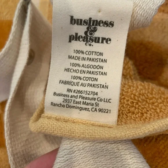 Business & Pleasure Co Luxury Holiday Beach Blanket Checkered Caramel 68"x68" - Picture 4 of 6